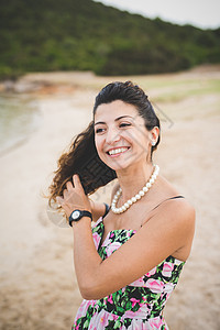 女人在海滩上手牵头发图片