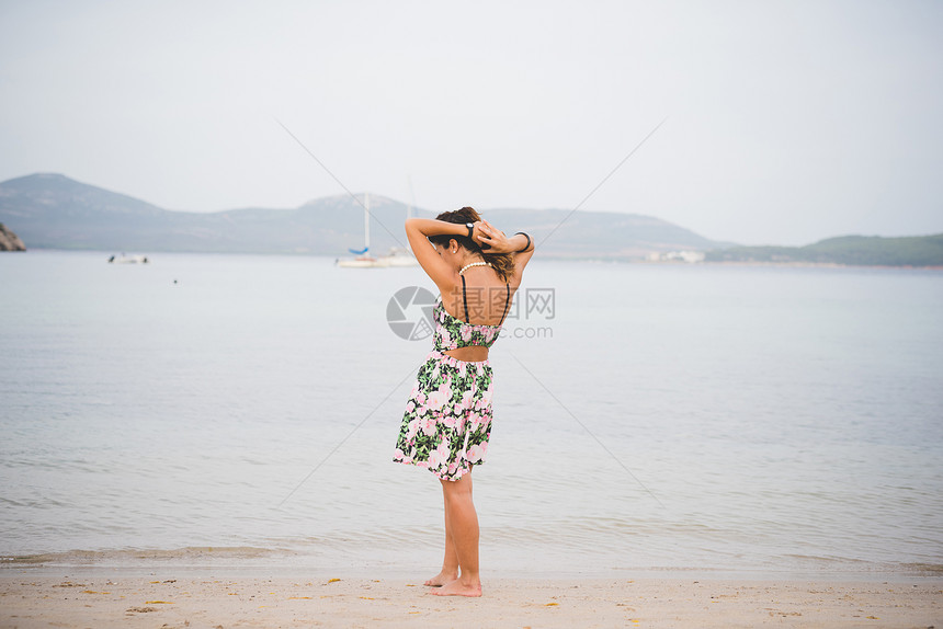 站在水边的妇女意大利萨里阿尔盖罗萨里撒丁岛图片