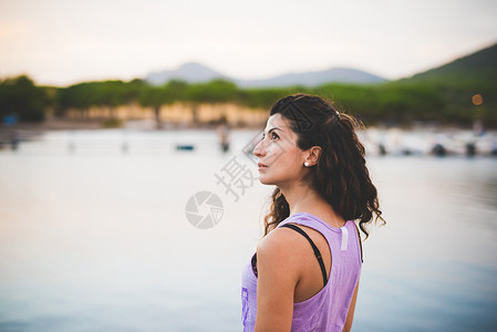 女人在海边仰望着图片