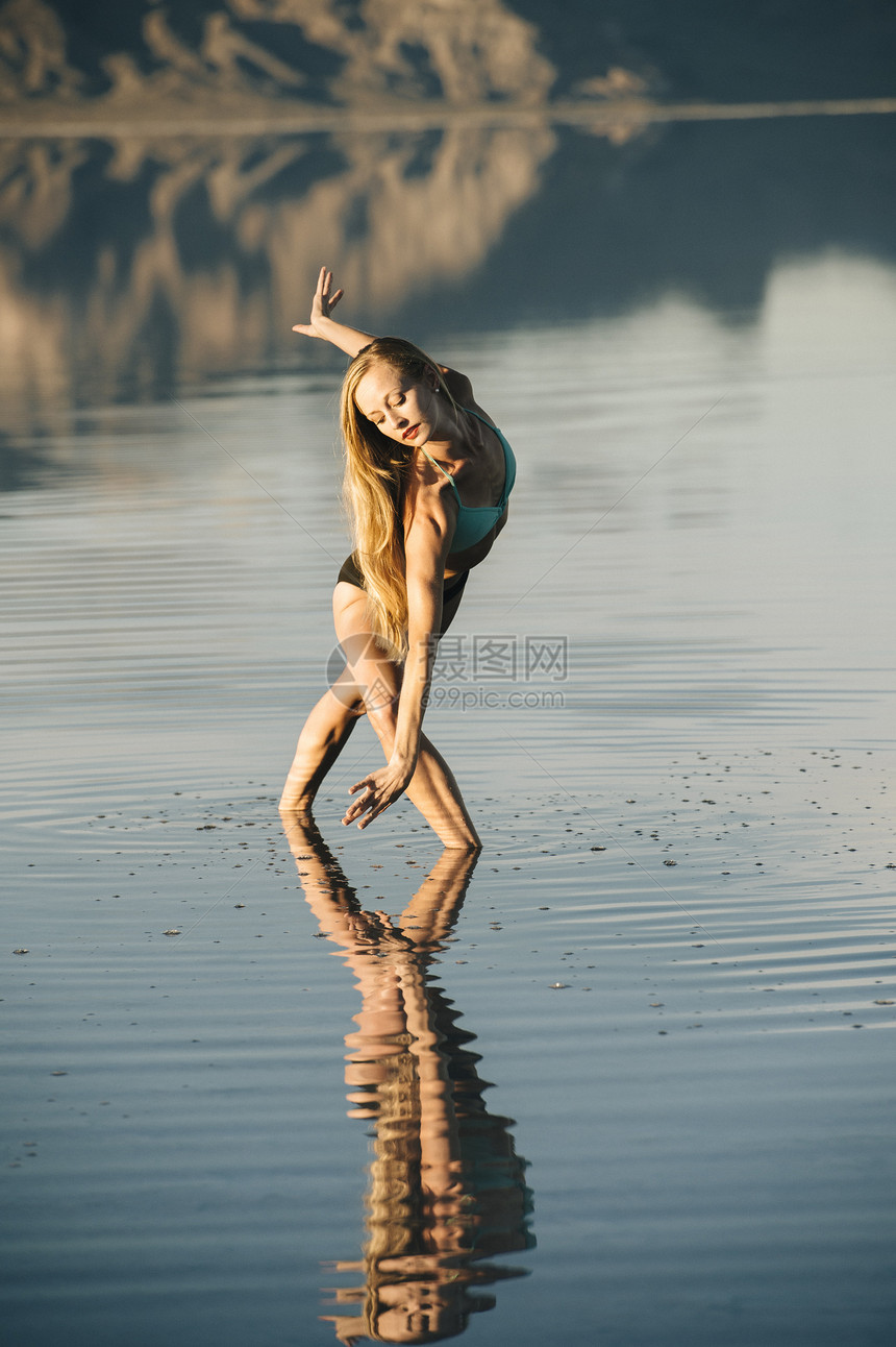 美国犹他州BonnevilleSaltFlats湖边弯曲的女芭蕾舞者图片