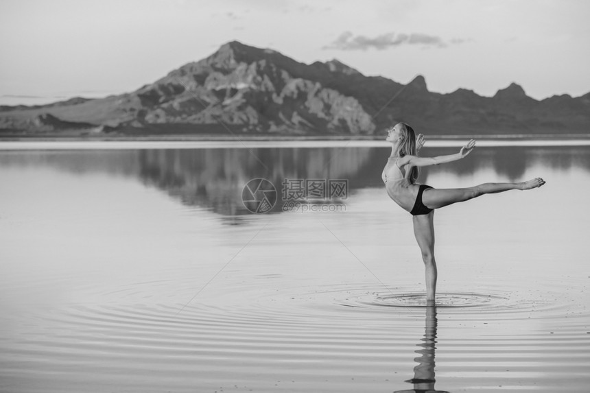 美国犹他州博纳维尔盐滩湖芭蕾舞团女芭蕾舞演员BW图片