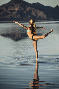 美国犹他州博纳维尔盐滩湖芭蕾舞团中的女芭蕾舞演员图片