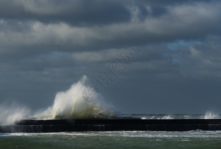暴风天和海浪喷洒港口墙法国加莱帕斯布洛涅南梅尔布洛涅图片