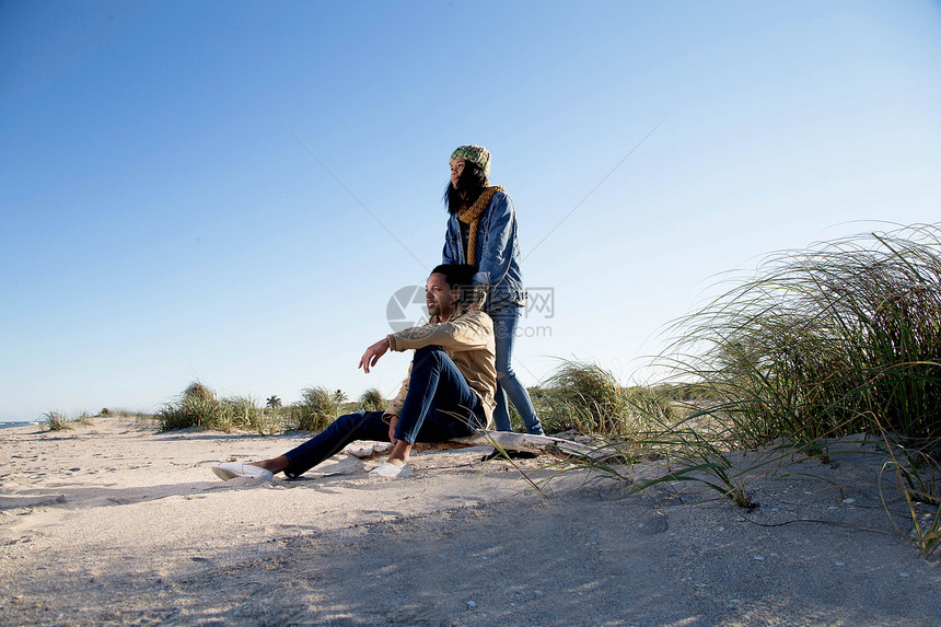 年轻夫妇在海滩上放松看风景图片