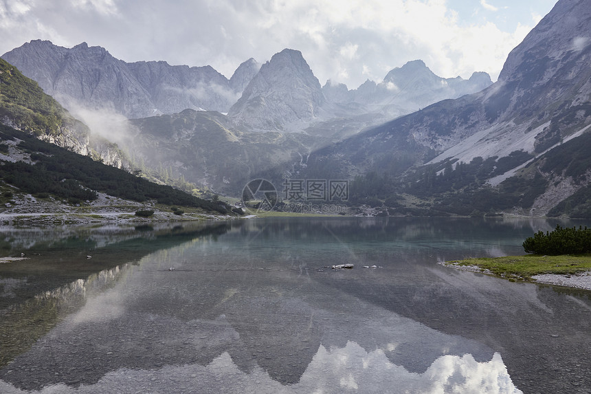 奥地利蒂罗尔州EhrwaldEhrwald的Seebensee湖山图片