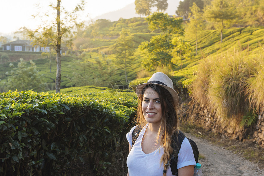 印度喀拉邦Munnar附近茶叶种植园年轻妇女肖像图片