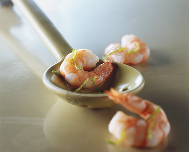 用勺子捞起煮熟的虾高清图片