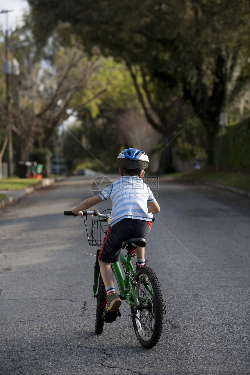 在路中间骑自行车的男孩图片