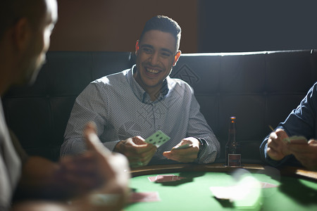 在酒吧牌桌上玩扑克牌的人高清图片