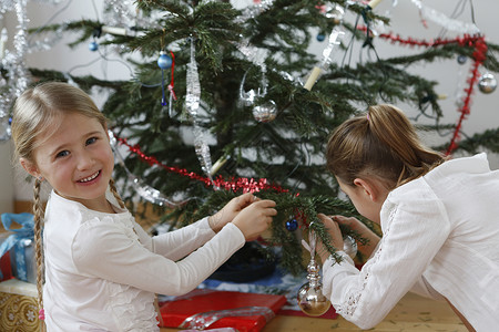 女孩们装饰圣诞树图片