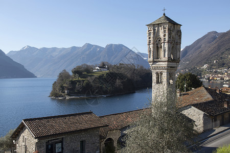 意大利科莫湖屋顶和教堂钟塔图片