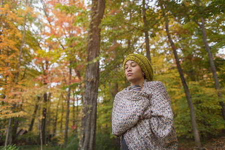 秋林中披着披肩的成年女性图片