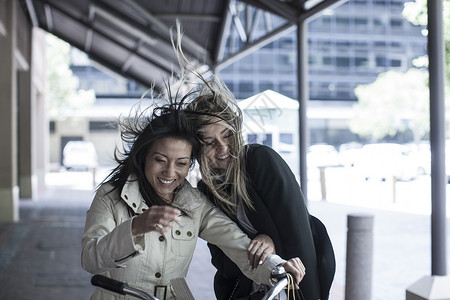 城市街道骑自行车的成年女性图片
