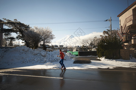 冬季在公路上跑步的男子图片