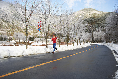 冬季公路上跑步的人图片