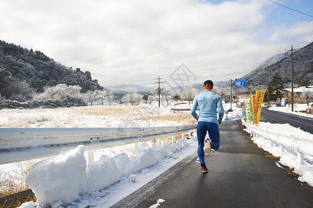 冬季户外跑步的人图片