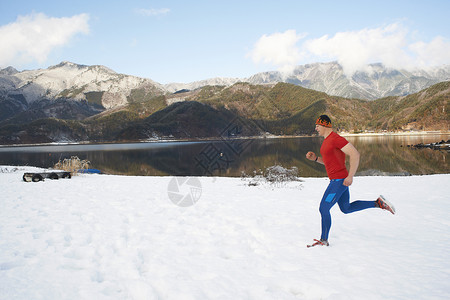 在雪地里慢跑的男子图片