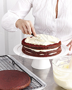 制作红丝绒巧克力蛋糕背景图片