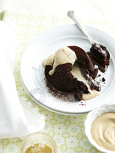 餐桌上的巧克力甜点图片