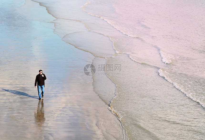 成年男子在海滩上漫步图片