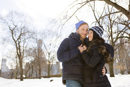 美国纽约中央公园站在雪地上的情侣图片