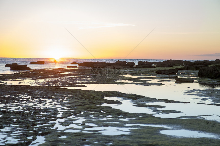 西班牙特拉法加尔角岩石海滩的日落景观图片