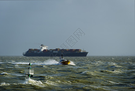 在访问安特卫普港后驶往公海的集装箱船高清图片