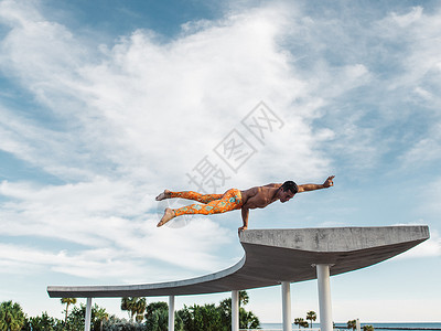 美国佛罗里达州迈阿密南海滩点公园做瑜伽的男子图片