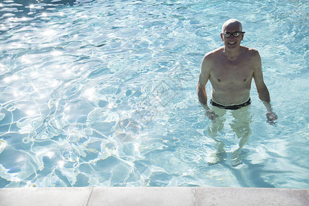 游泳的老年人图片