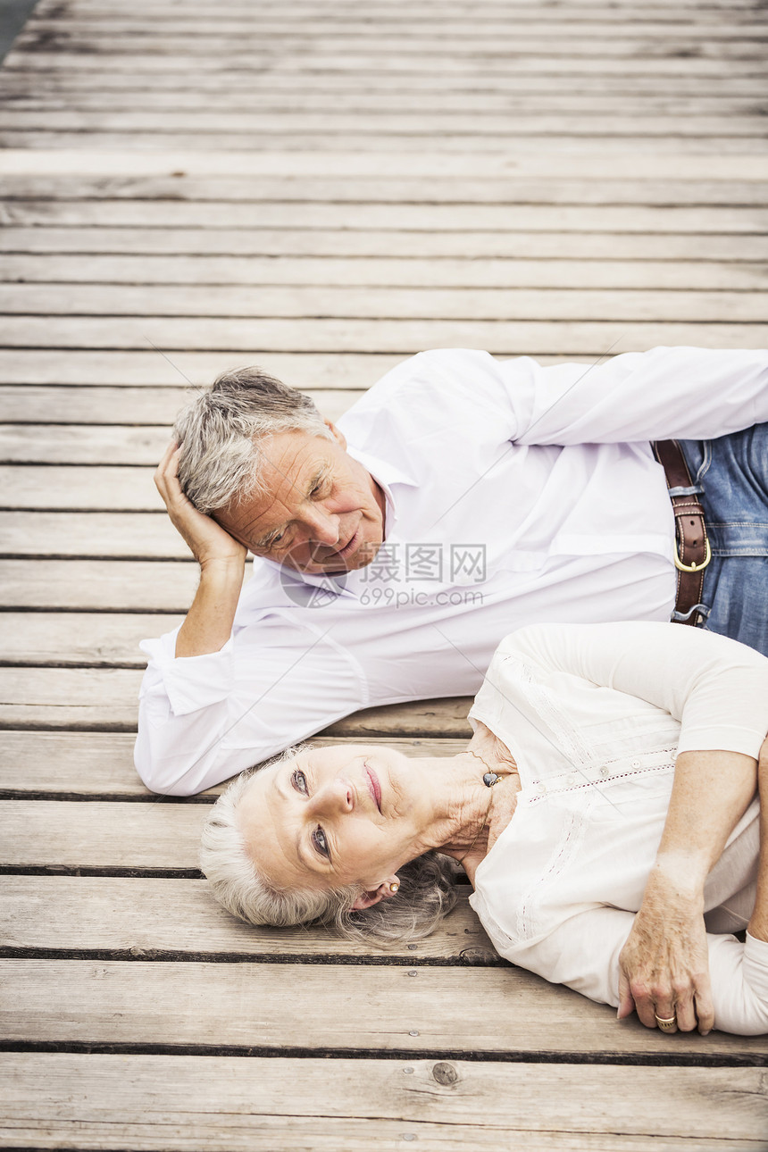 老年夫妇在码头放松图片