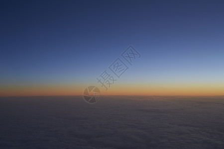 陆地上空的地平线日出在云层上的空中视图背景
