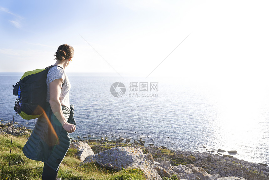 背包的徒步远足者在看海英国波特兰图片