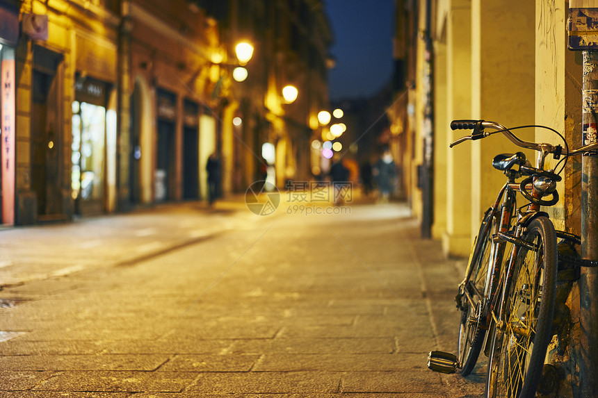 夜间靠街墙停着的自行车图片