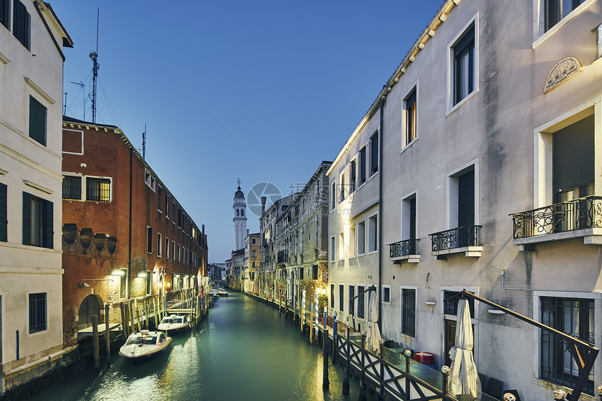意大利威尼斯黄昏运河和传统滨海住宅区图片