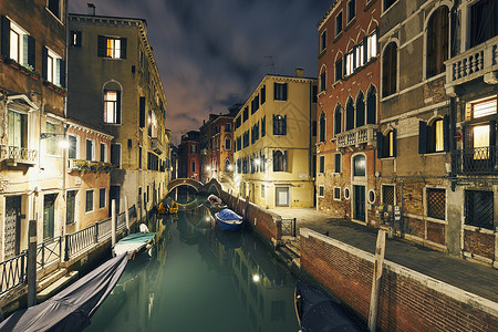 意大利威尼斯运河和传统滨水住宅夜景观意大利威尼斯图片