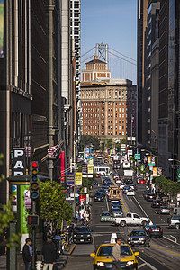 美国加利福尼亚州旧金山市交通繁忙的城市风景图片