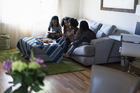四位女性朋友在家放松聊天图片