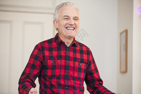 穿着红色上衣衬衫的快乐老年男子肖像背景图片