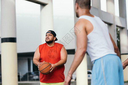 打篮球的人们图片