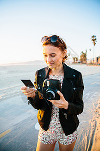 海边拍照的年轻女子图片