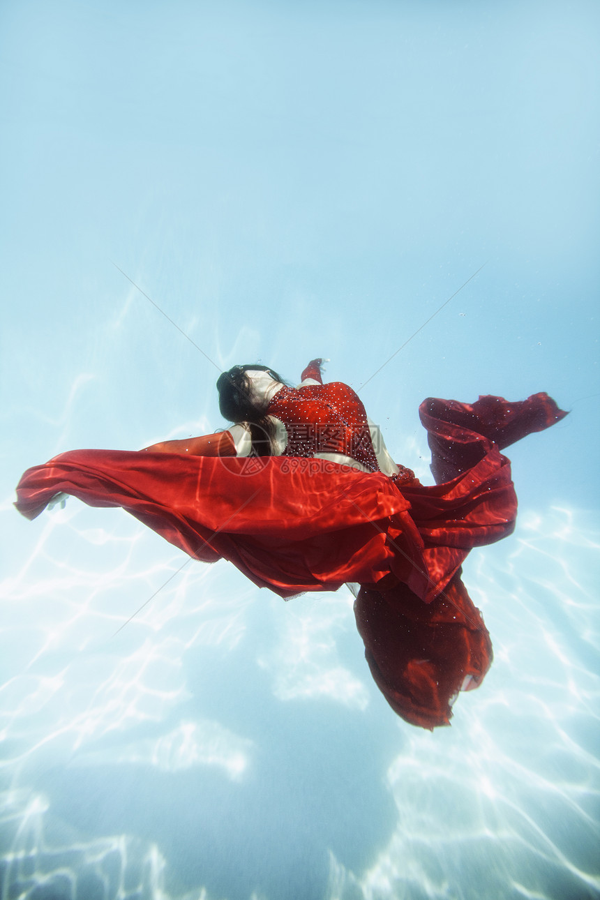 穿红色衣服的女子在水底图片