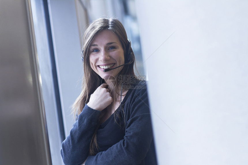戴耳机的妇女微笑图片