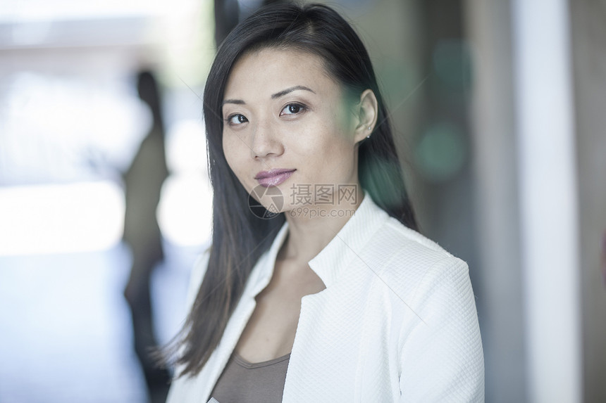 中成年女商人的肖像微笑着图片