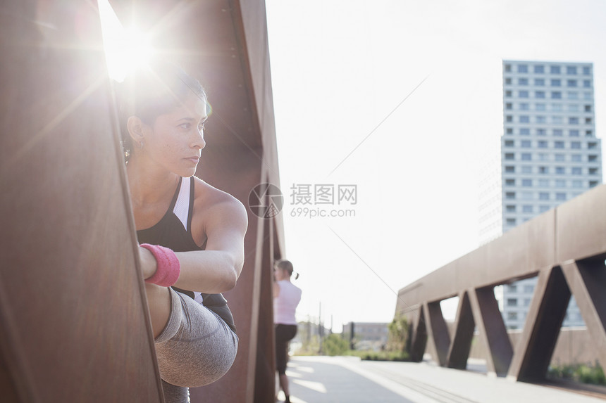 女性在桥上做伸展运动图片