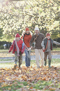 秋天在公园玩耍的一家人图片