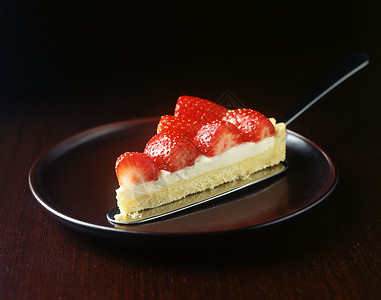 餐盘上的草莓蛋糕甜品图片