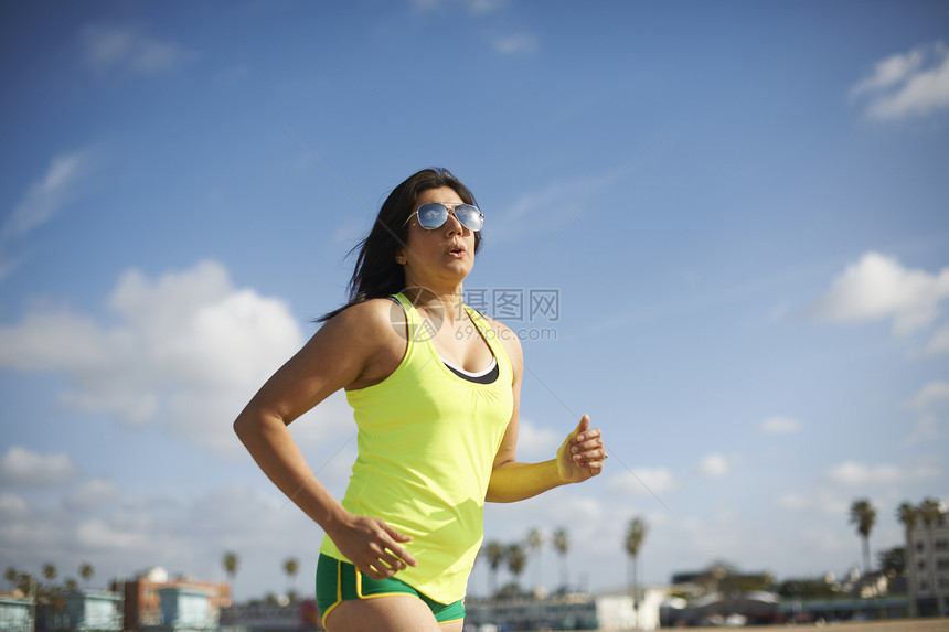 戴太阳眼镜的妇女慢跑图片