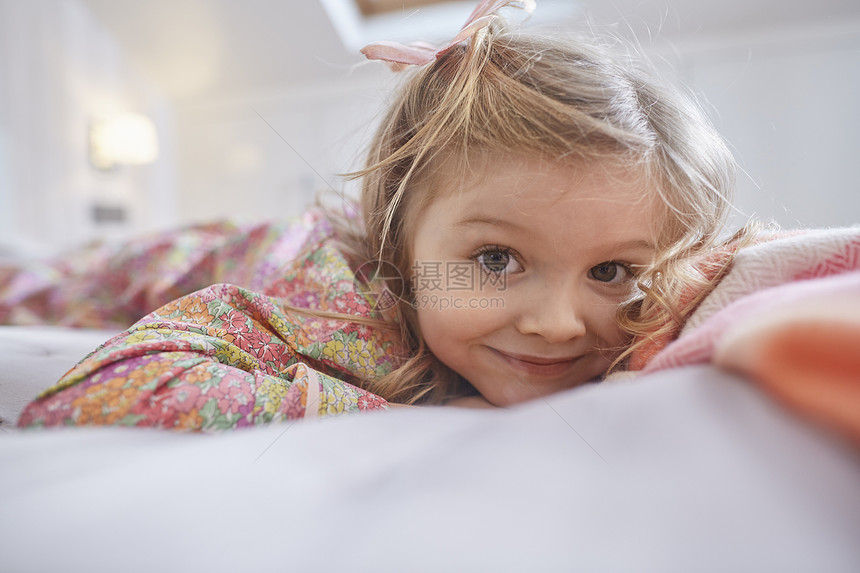 女孩趴在床上的肖像图片