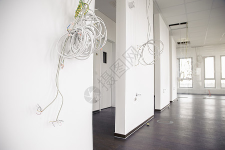 由新的办公楼上挂起的网络和电源缆图片