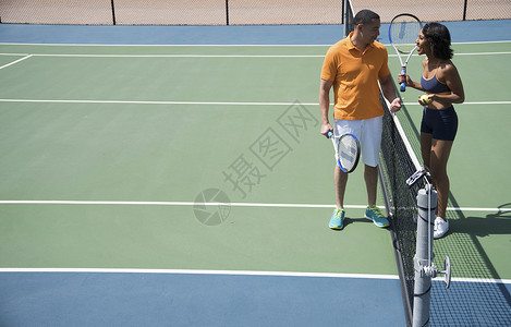 网球衫情侣在网球网边聊天背景
